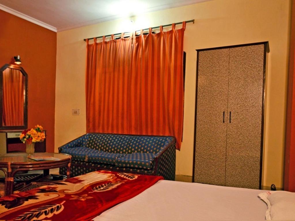 Sahara International Deluxe Hotel Ню Делхи Екстериор снимка
