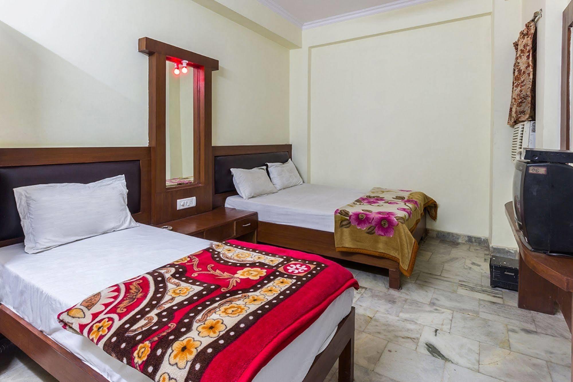 Sahara International Deluxe Hotel Ню Делхи Екстериор снимка
